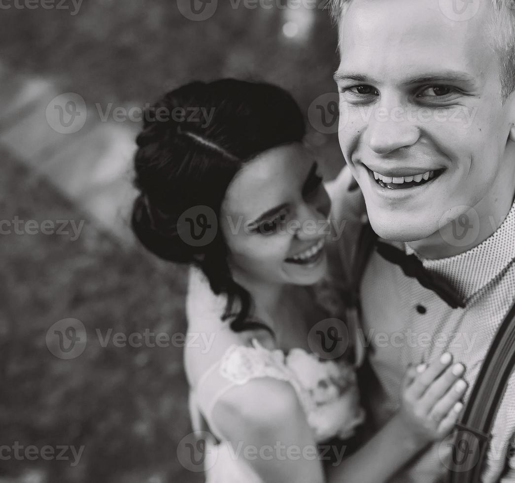 beau couple de mariage posant photo