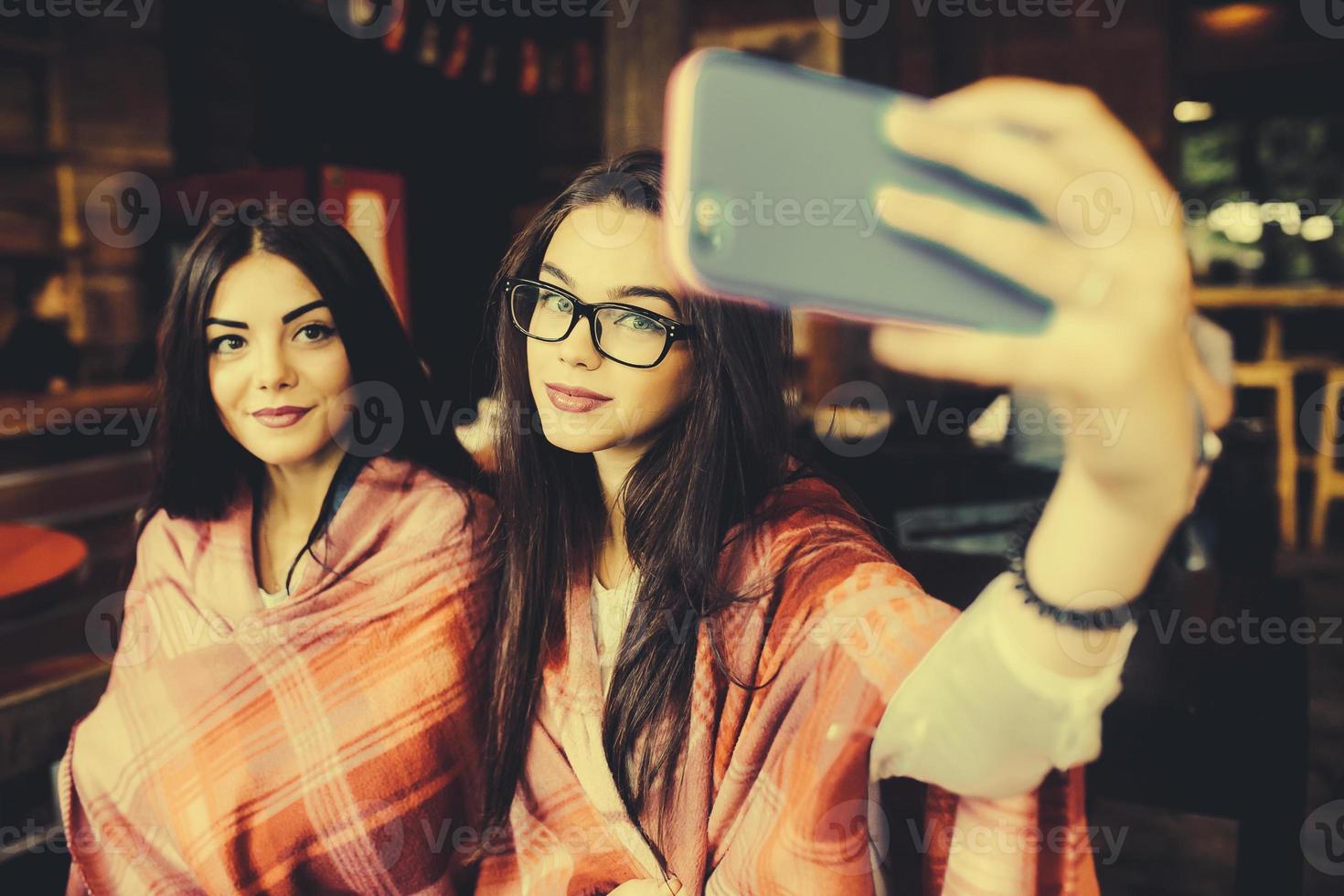 deux amis proches font selfie dans le café photo