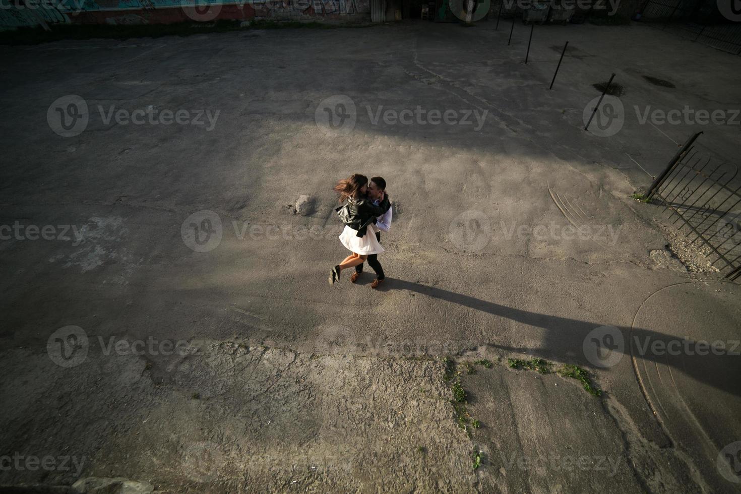 couple s'amusant dans la ville photo