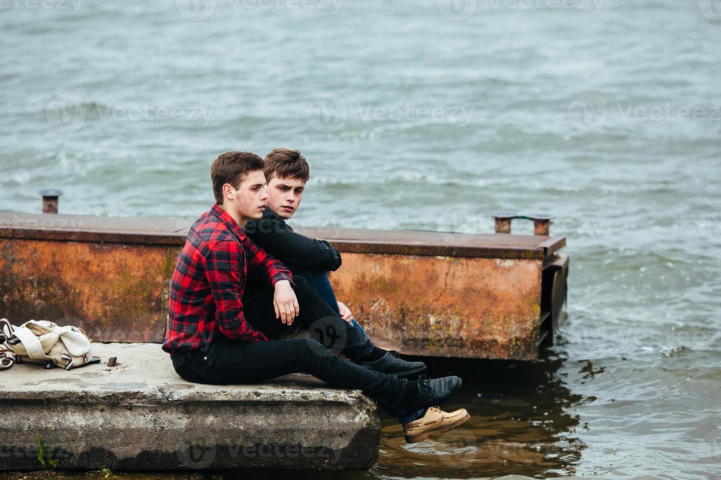 deux amis se détendre sur la jetée. photo