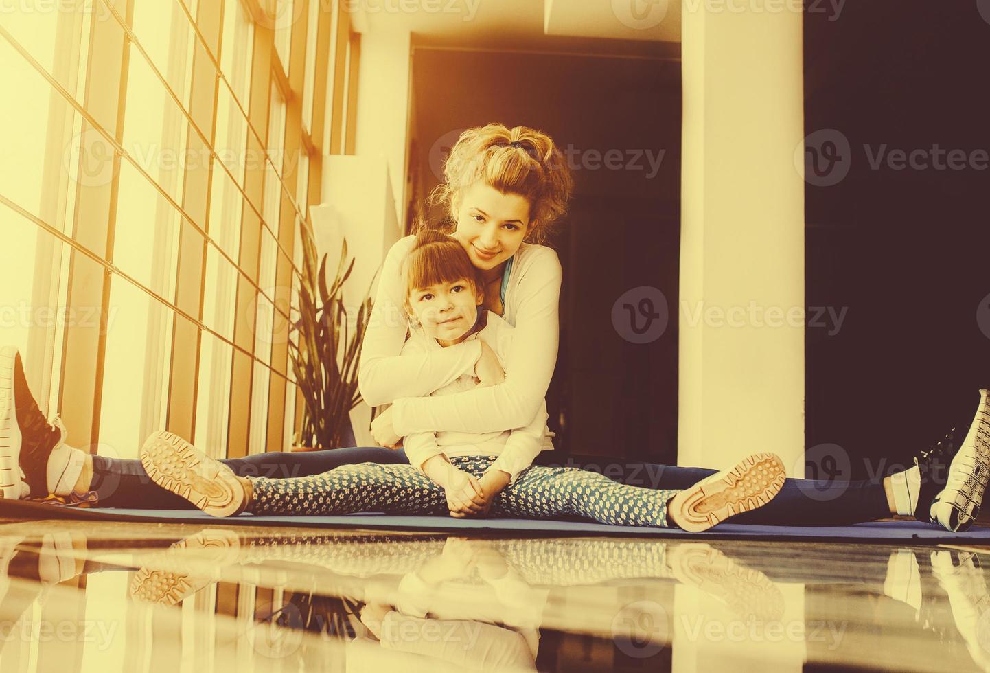 mère et fille dans la salle de gym photo