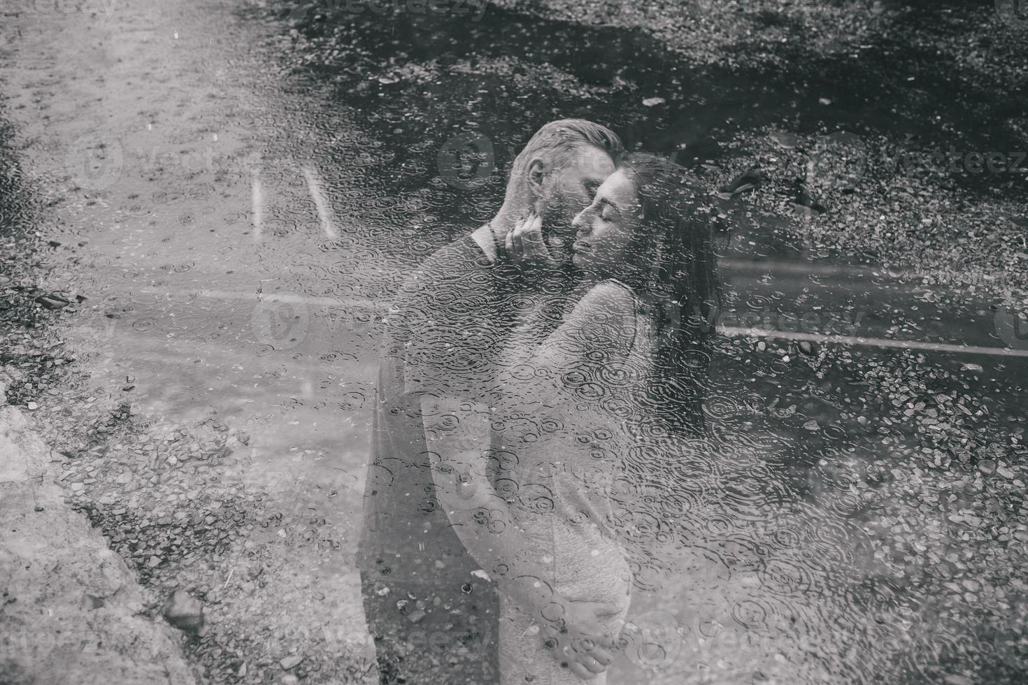 beau couple s'embrassant sous la pluie photo
