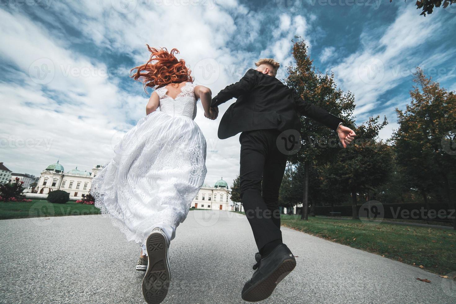 couple de mariés en promenade dans le domaine du belvédère à vienne photo