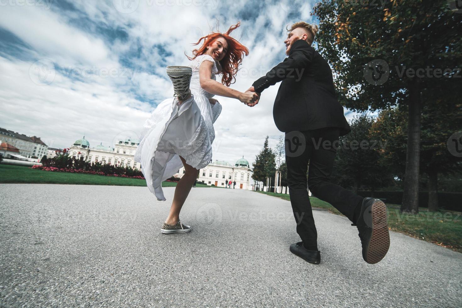 couple de mariés en promenade dans le domaine du belvédère à vienne photo