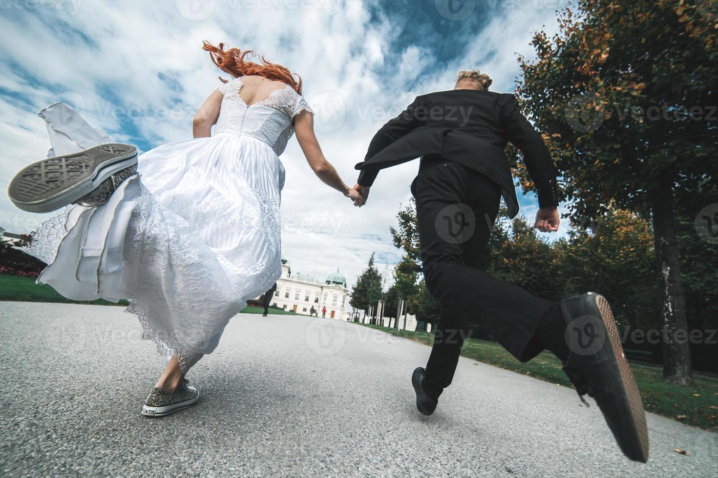 couple de mariés en promenade dans le domaine du belvédère à vienne photo