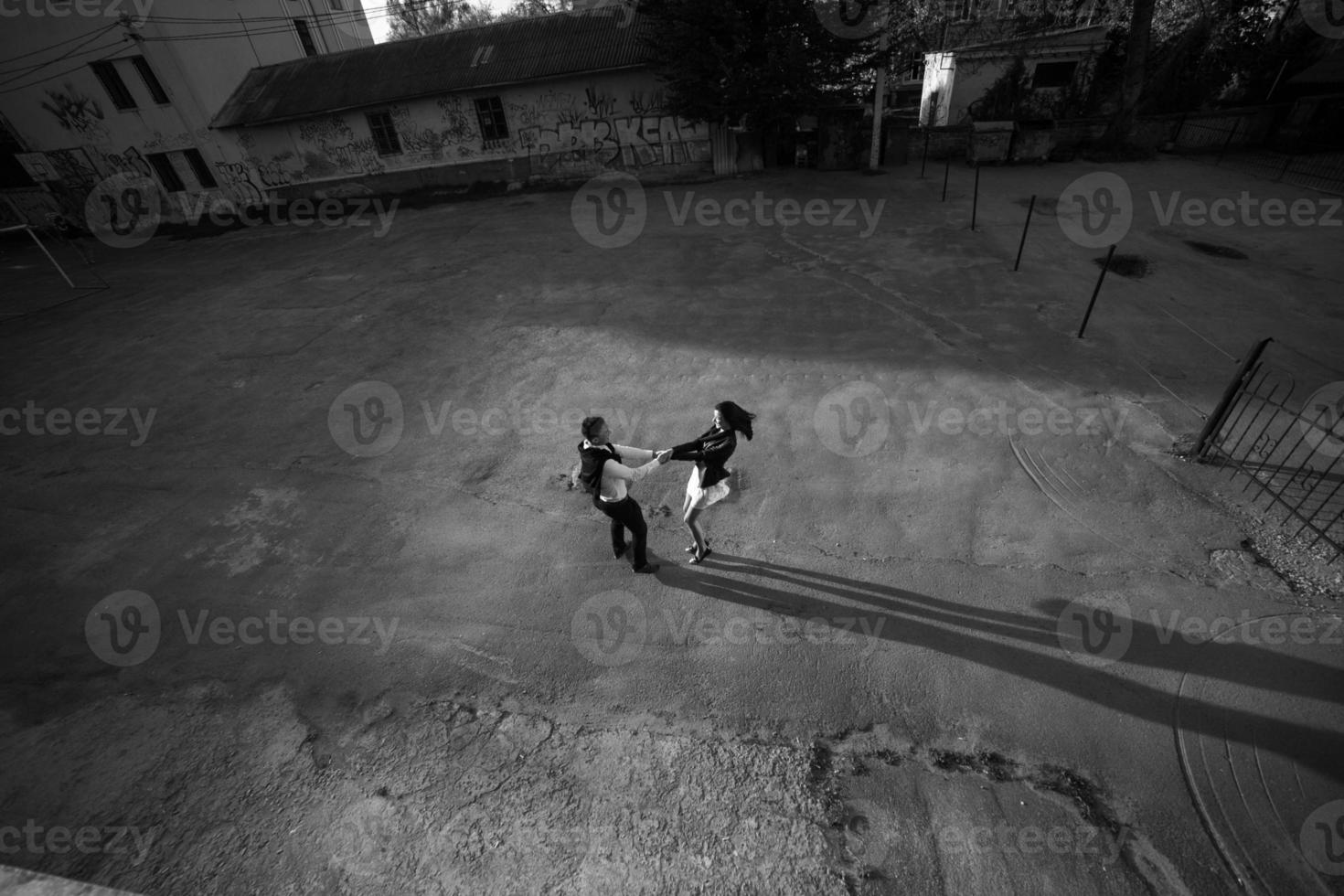 couple s'amusant dans la ville photo