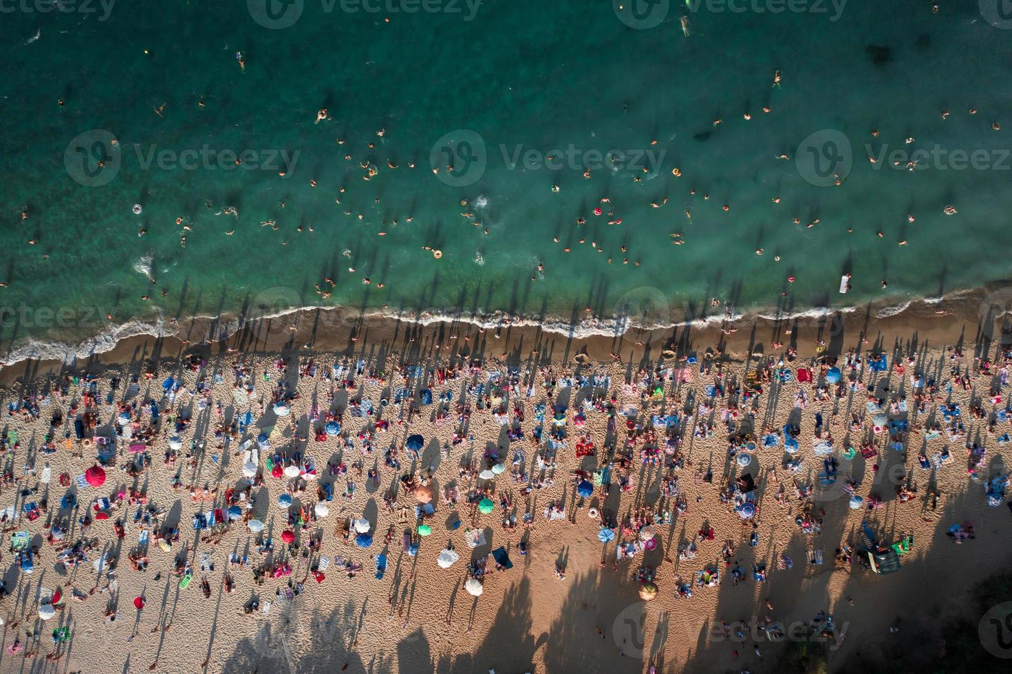vue aérienne d'une foule de gens sur la plage photo