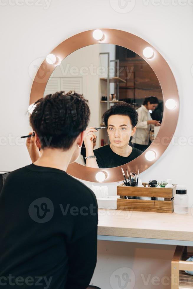 jolie femme au miroir dans un studio de beauté photo