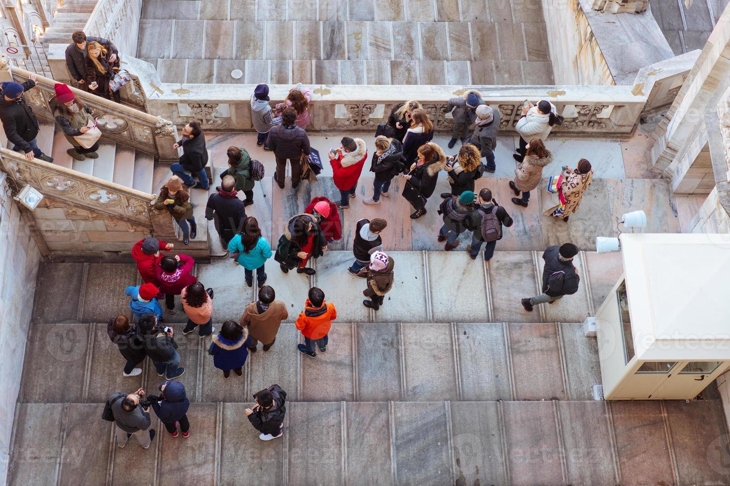 personnes sur le toit de la cathédrale de milan. photo