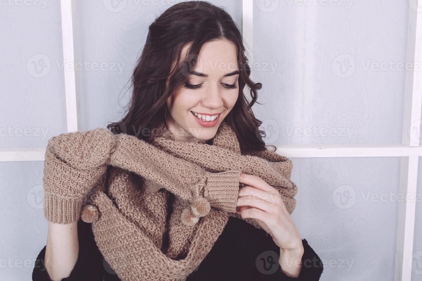 jolie fille en tenue d'hiver posant pour la caméra. fond de noël photo