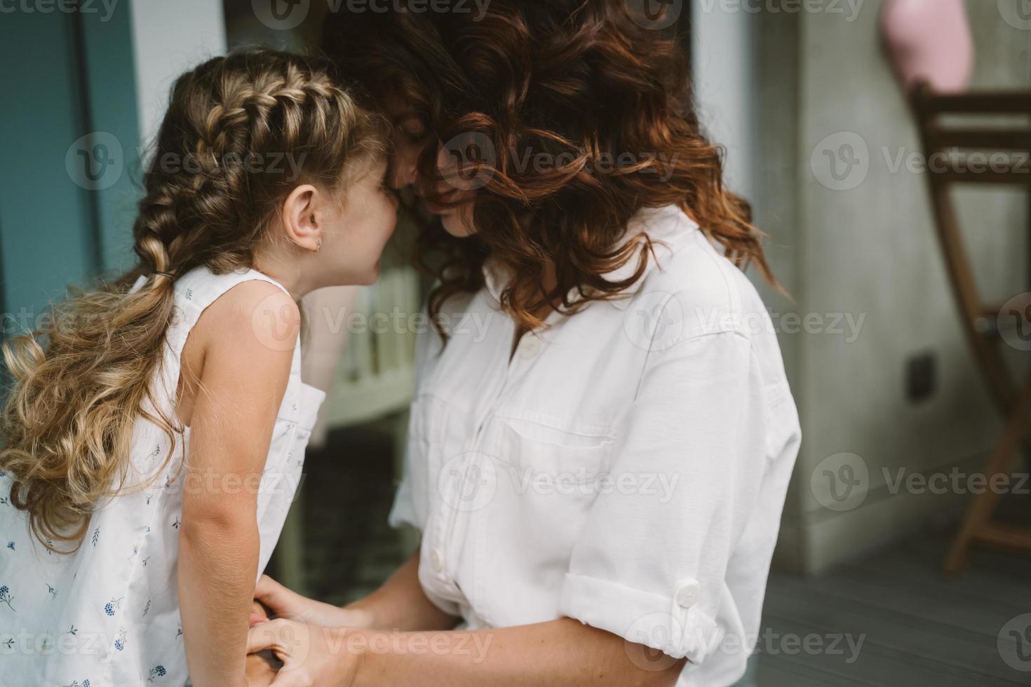 portrait de petite fille embrassant sa belle mère heureuse photo