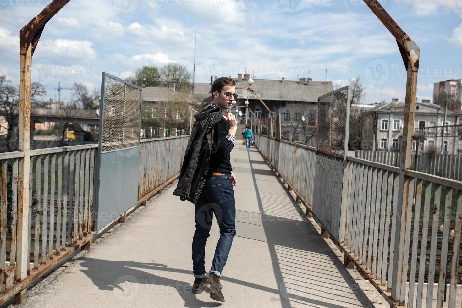 un homme vêtu de jeans sur le fond du train et de la gare photo