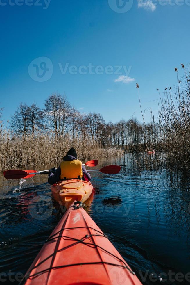 les gens font du kayak sur la rivière dans la forêt. photo