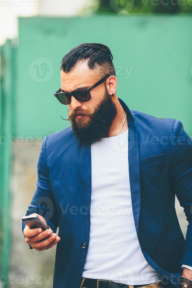 homme d'affaires barbu regardant téléphone photo