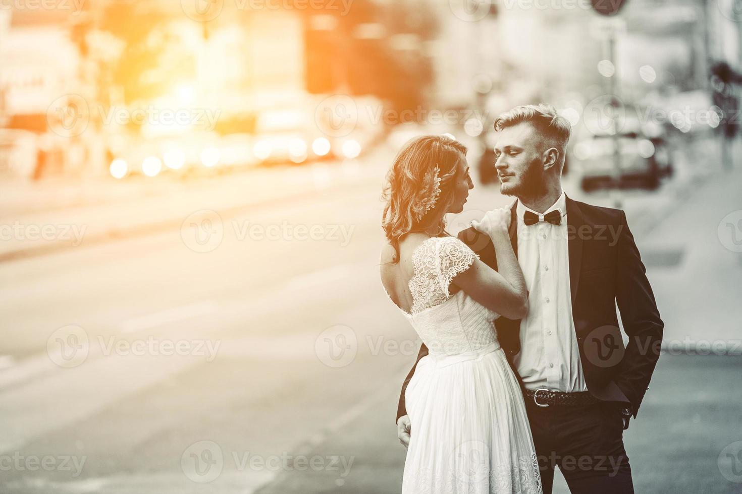 couple de mariés dans un bâtiment futuriste photo