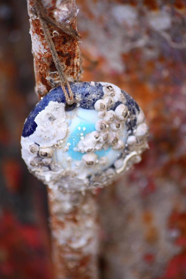amulette orientale en verre bleu photo