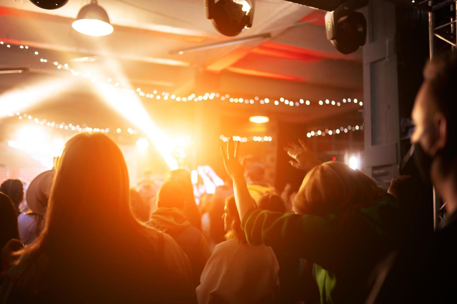 photo de nombreuses personnes appréciant un concert de rock dans une discothèque