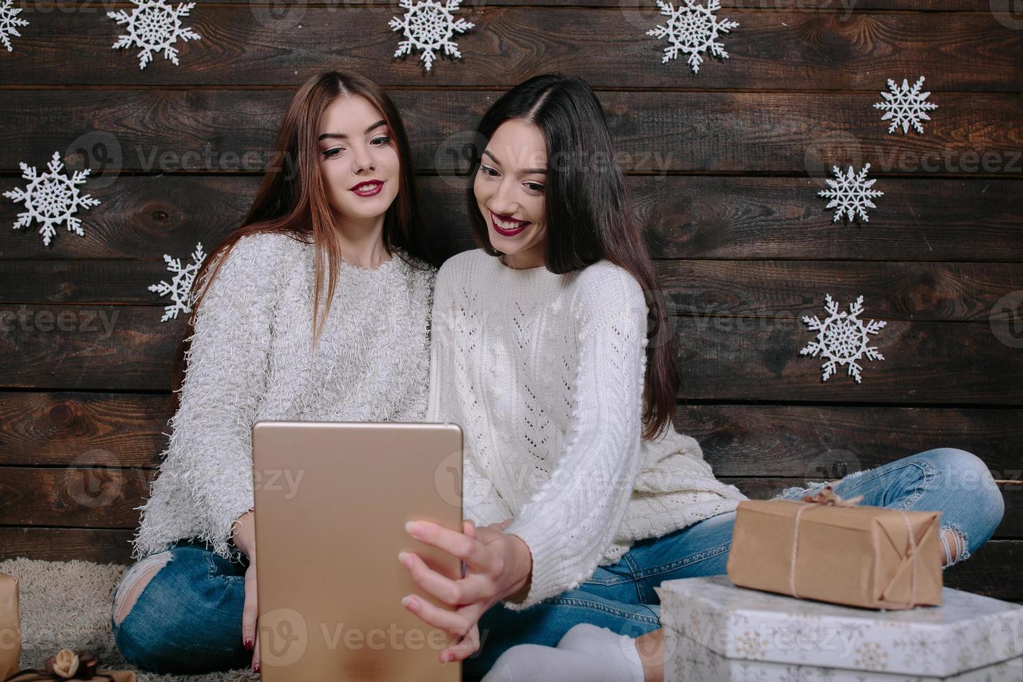 deux belles filles avec une tablette, entre les cadeaux photo