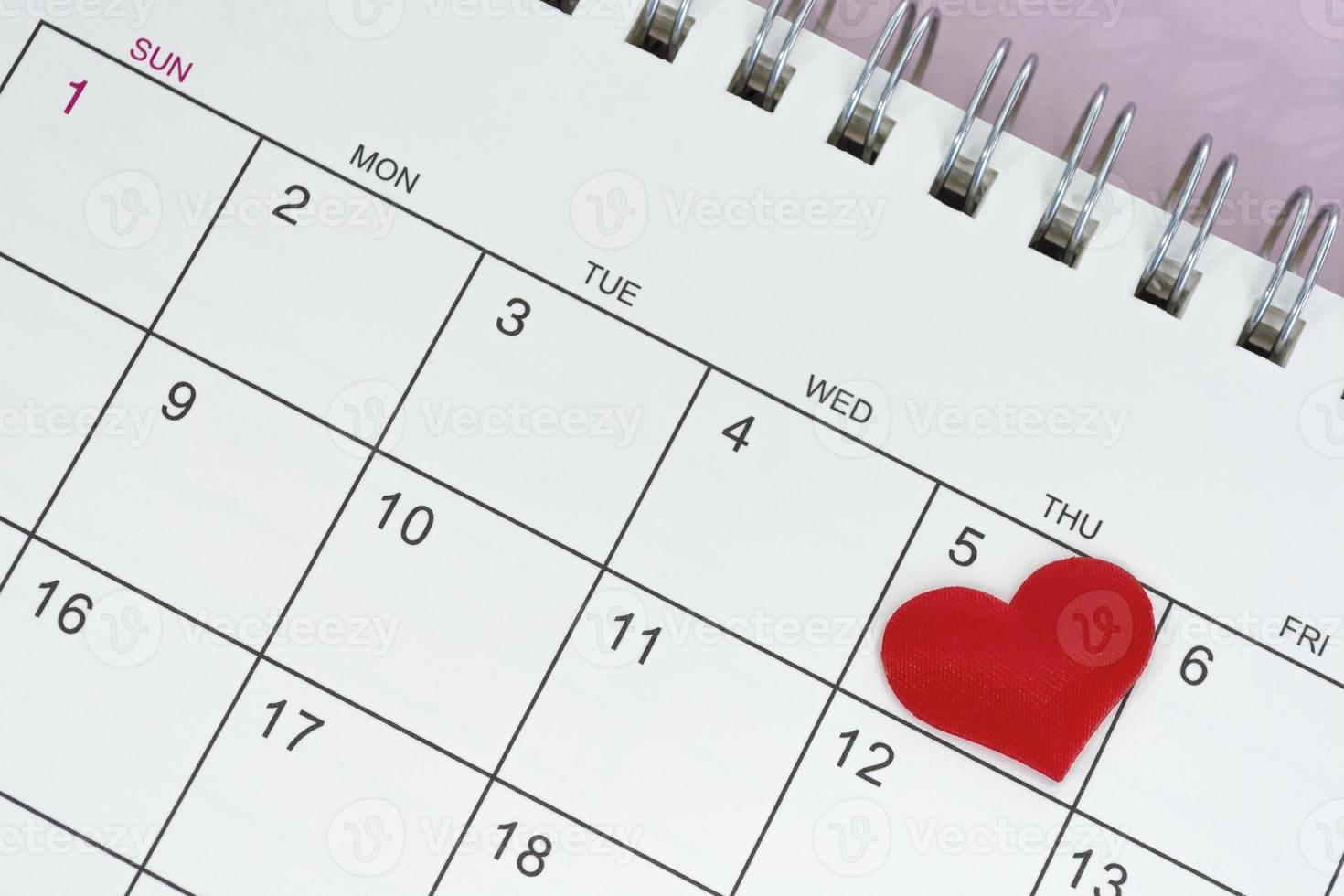 forme de coeur rouge à la date du 5ème jour du calendrier. photo