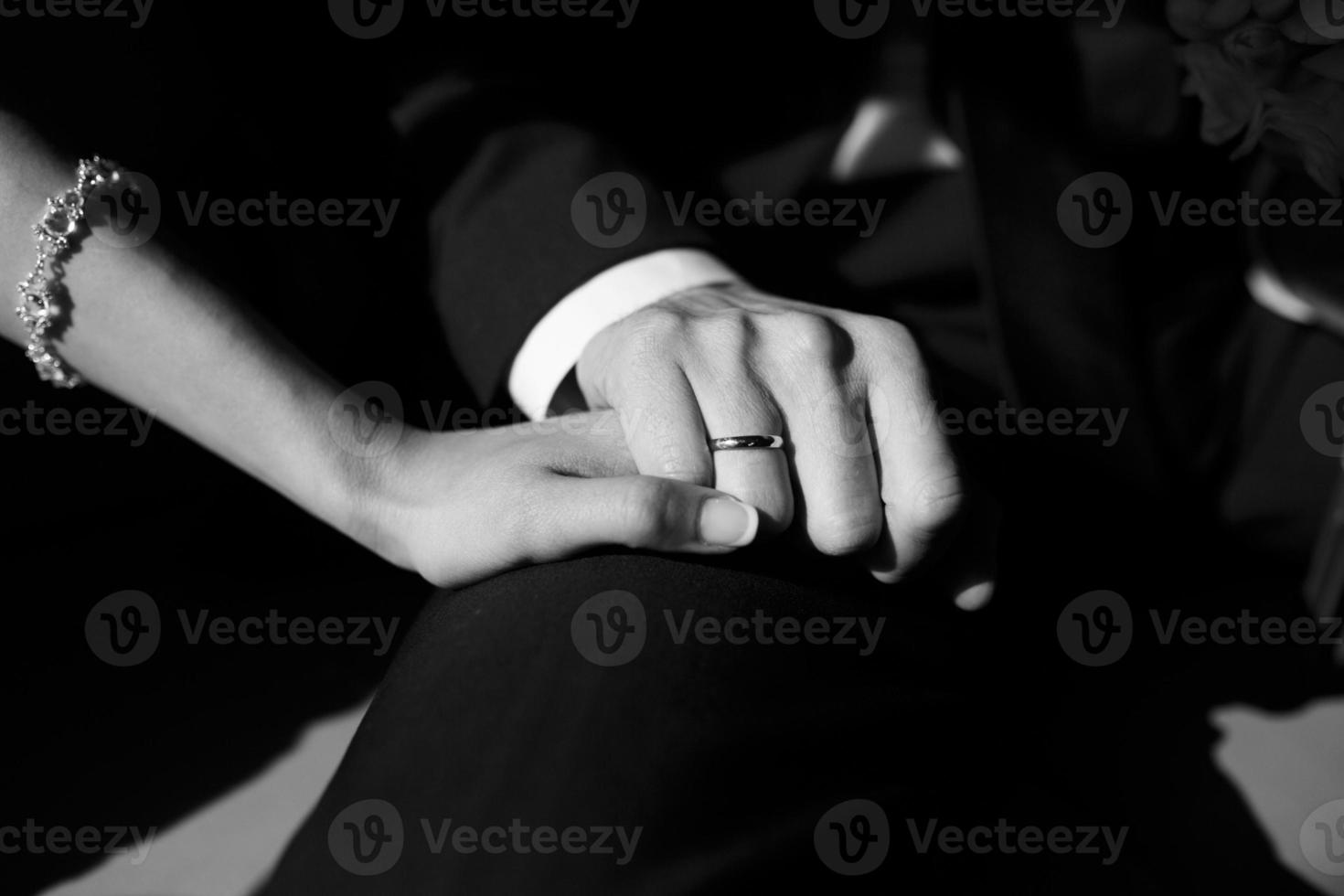 bague de mariage à portée de main avec un éclat de soleil. photo