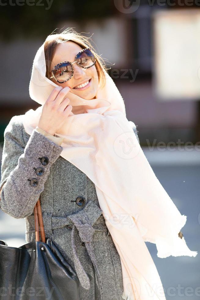 fille dans un manteau dans la rue photo