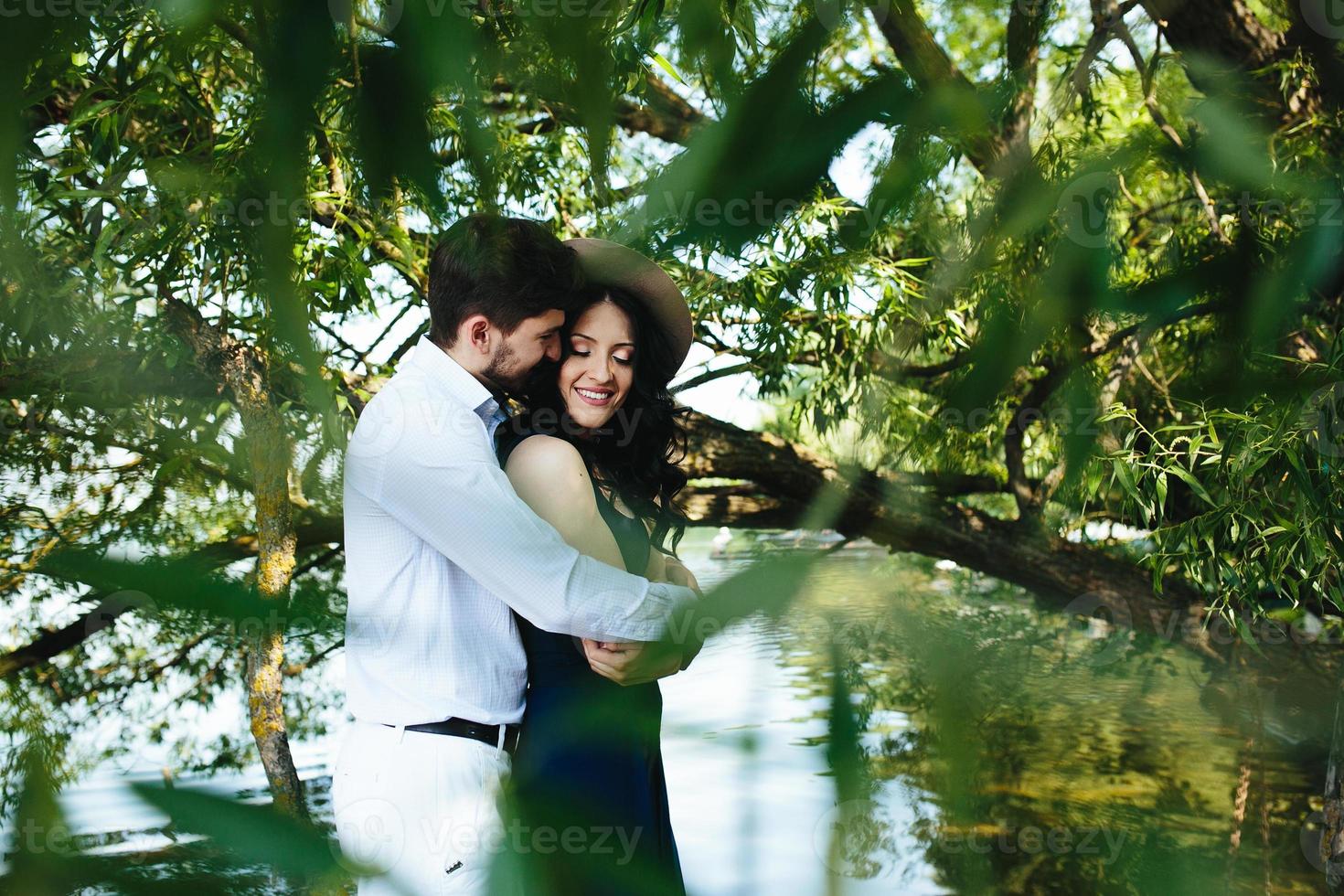 homme et femme au bord du lac photo