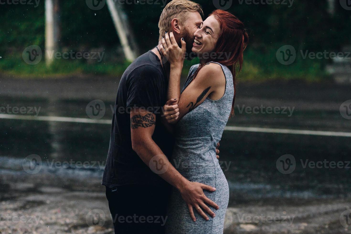 beau couple s'embrassant sous la pluie photo