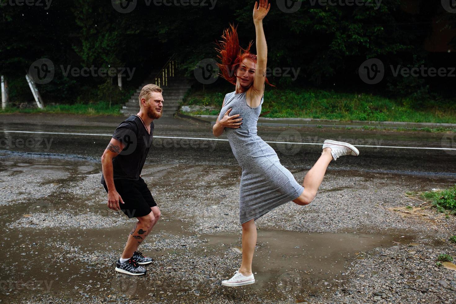 beau couple sous la pluie photo