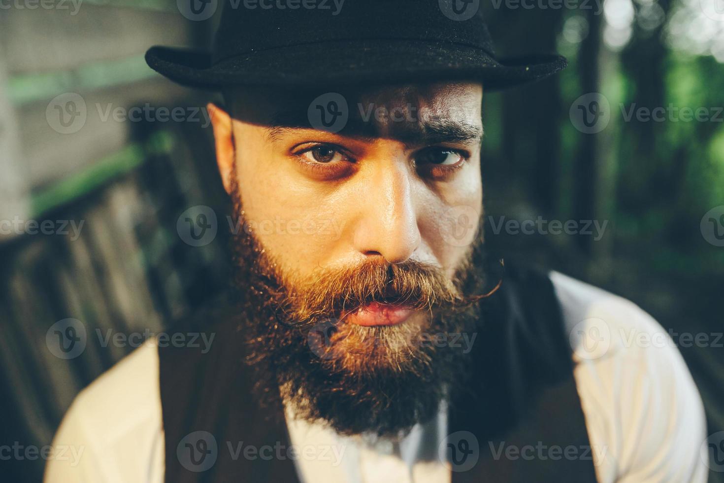 homme dans un hangar avec une lumière tamisée photo