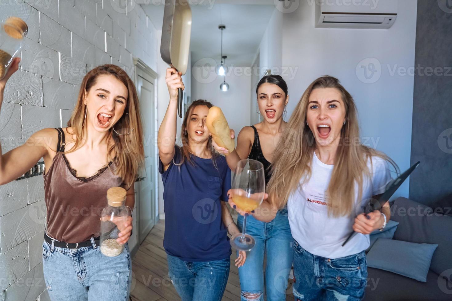 groupe de femmes dans la cuisine photo