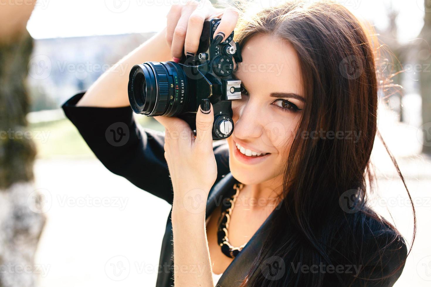 belle femme photographe posant avec appareil photo