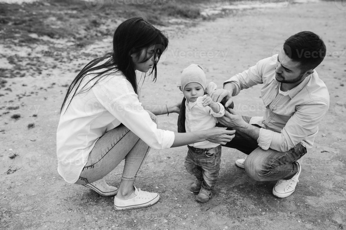 jeune famille heureuse avec un petit garçon dans la nature photo