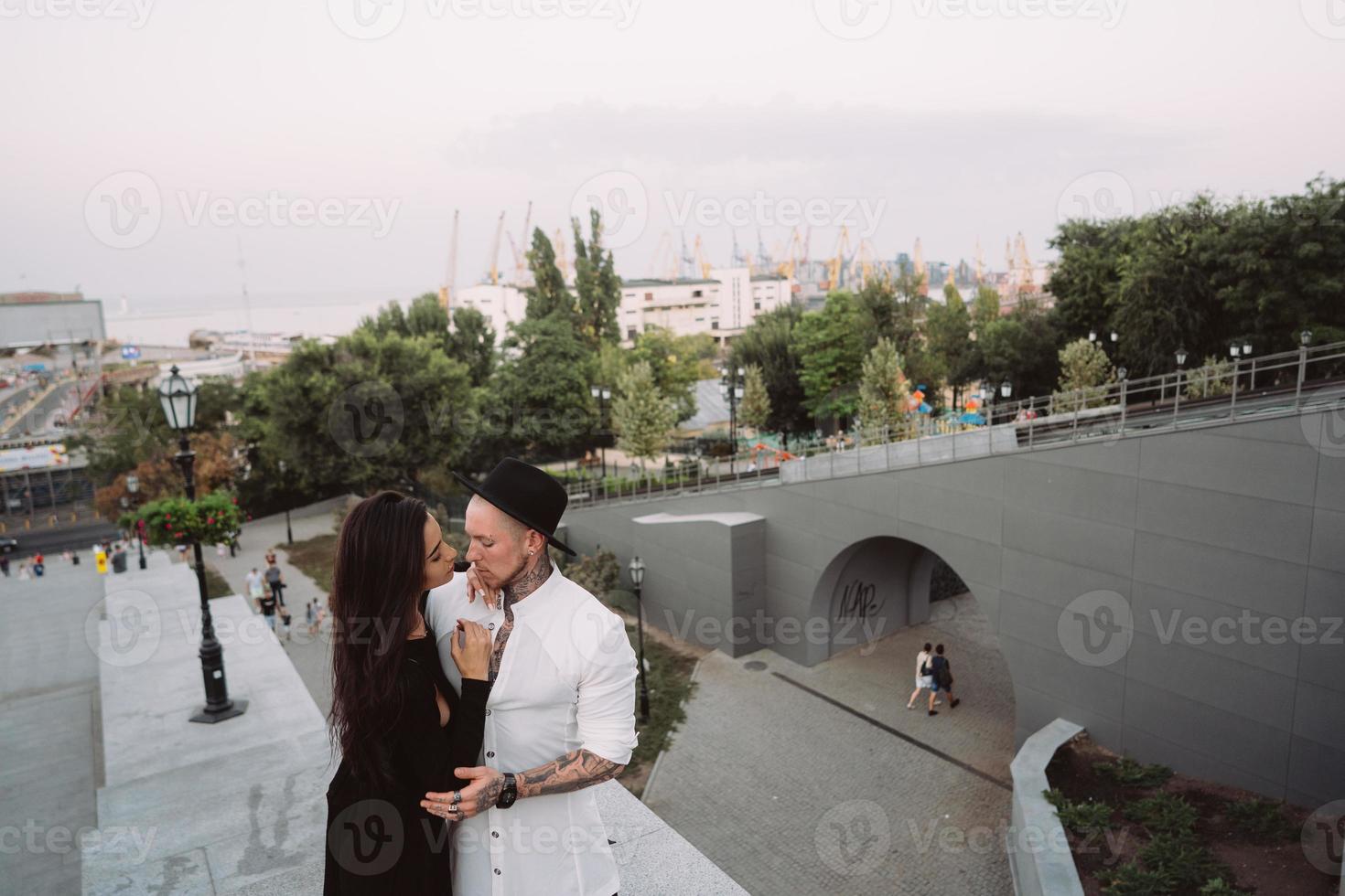un jeune couple d'amoureux sexy pose devant un appareil photo dans la rue