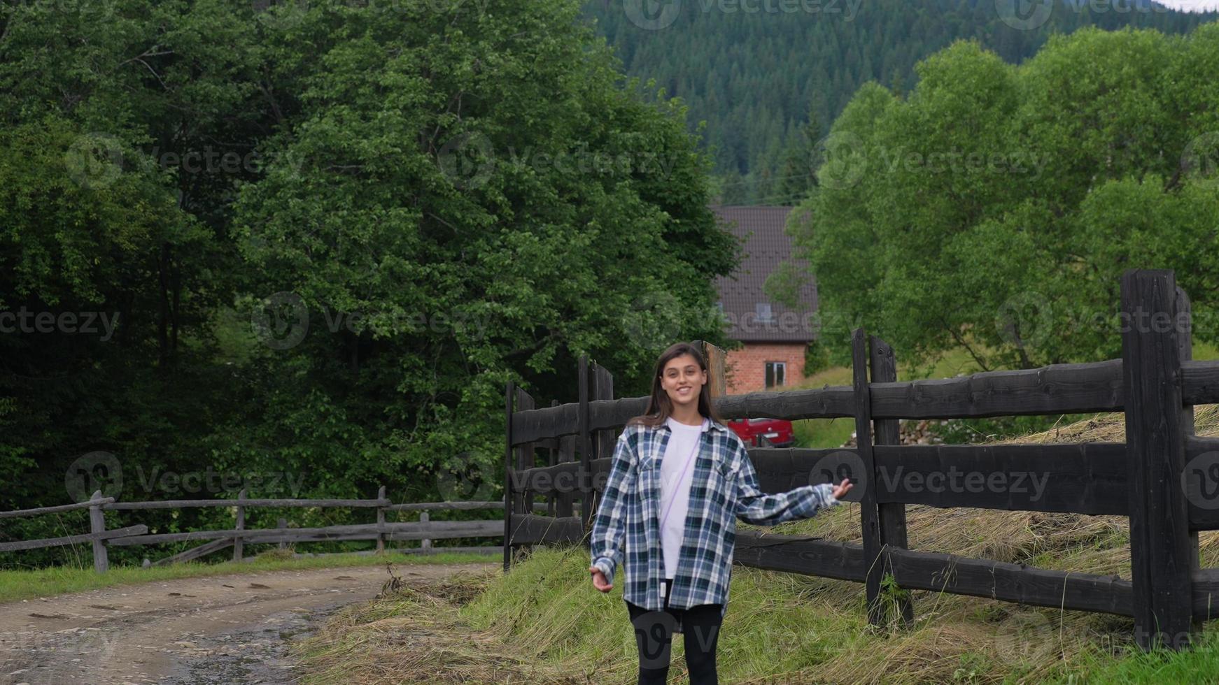 une jeune femme caucasienne séduisante se tient près d'une clôture photo