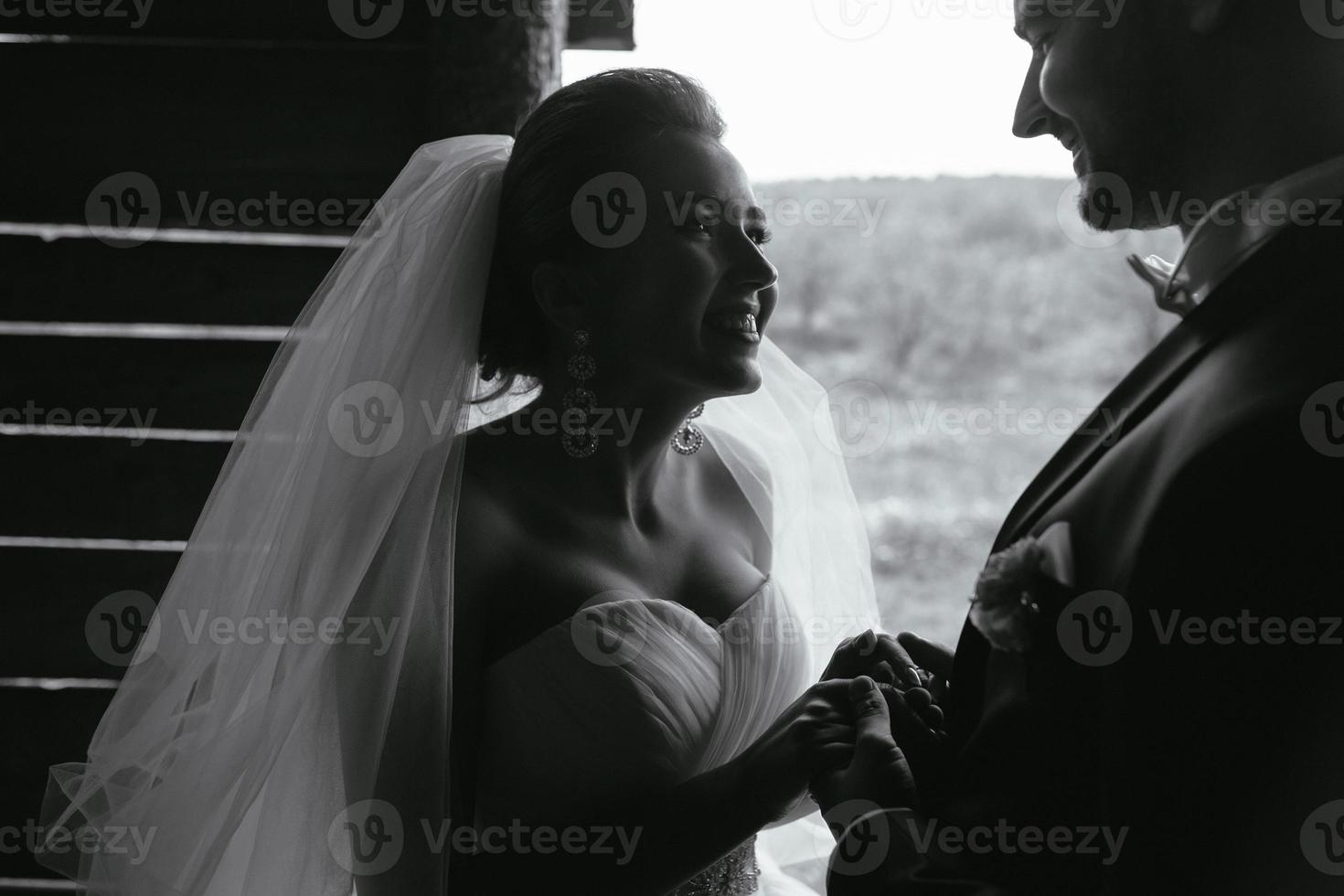 photo de beau couple sur la nature dans une cabane en bois