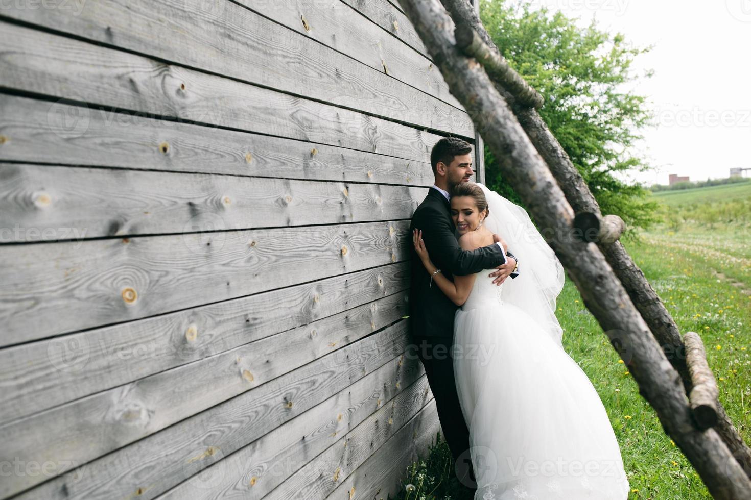 beau jeune couple de mariage à l'extérieur photo