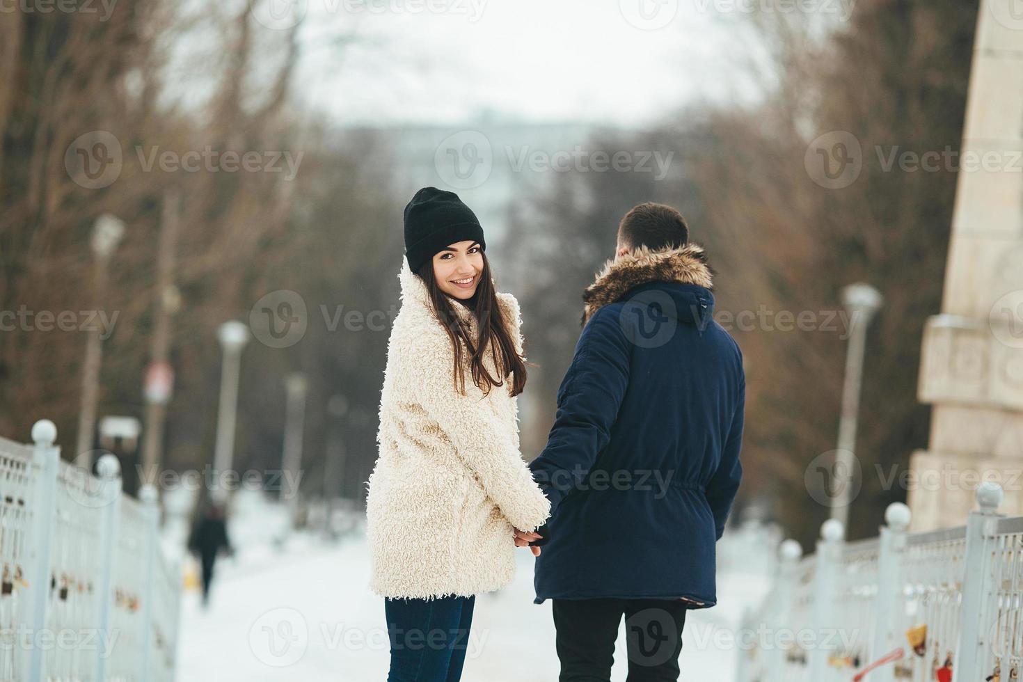 homme et femme posant pour la caméra photo