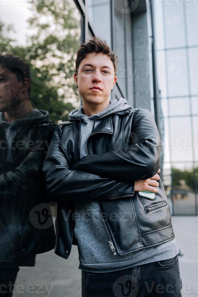 gars élégant avec smartphone dans la ville photo