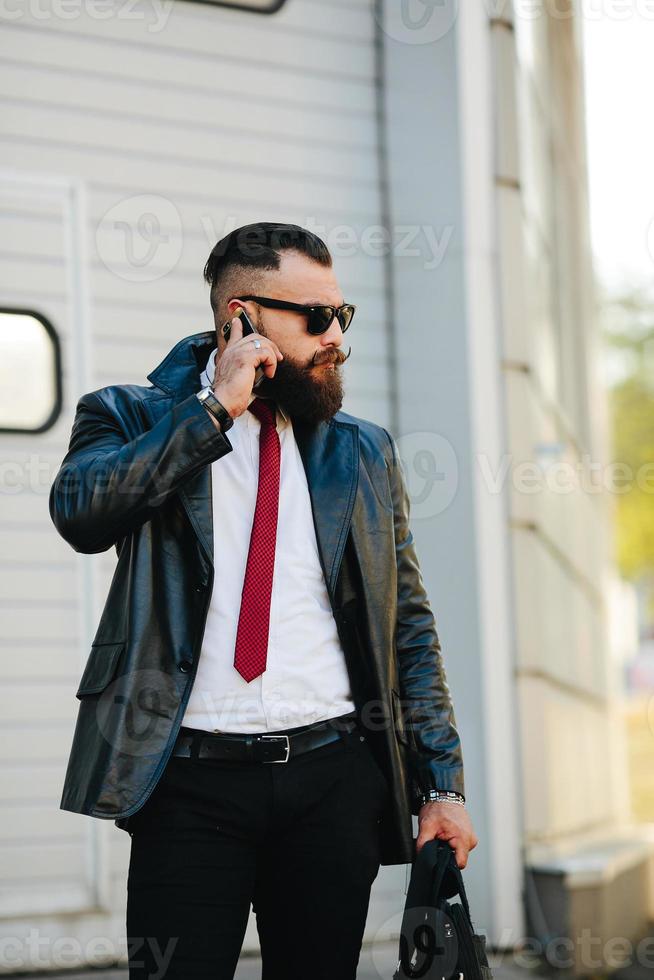 bel homme en costume parlant au téléphone photo