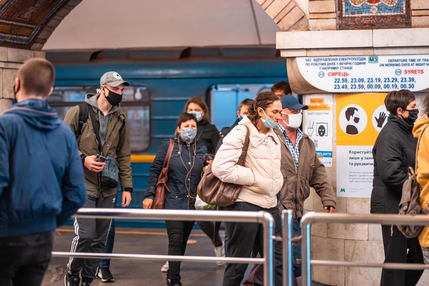 ukraine, kiev - 26 mai 2020 station de métro zoloty vorota, porte dorée photo