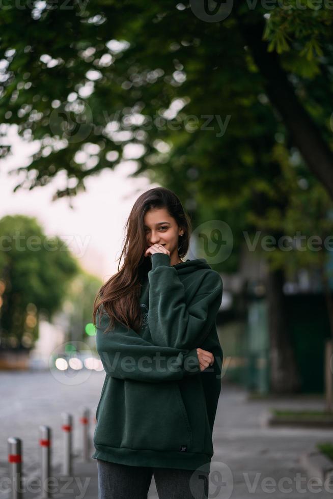 portrait de jolie fille aux cheveux longs regarde la caméra photo