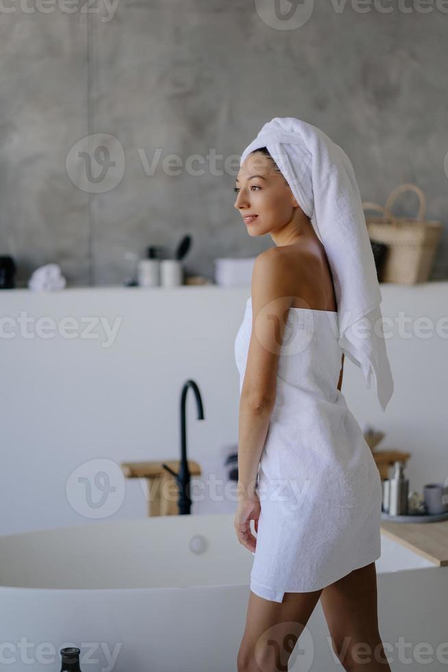 modèle féminin en serviette blanche. concept de femmes, de beauté et d'hygiène. photo