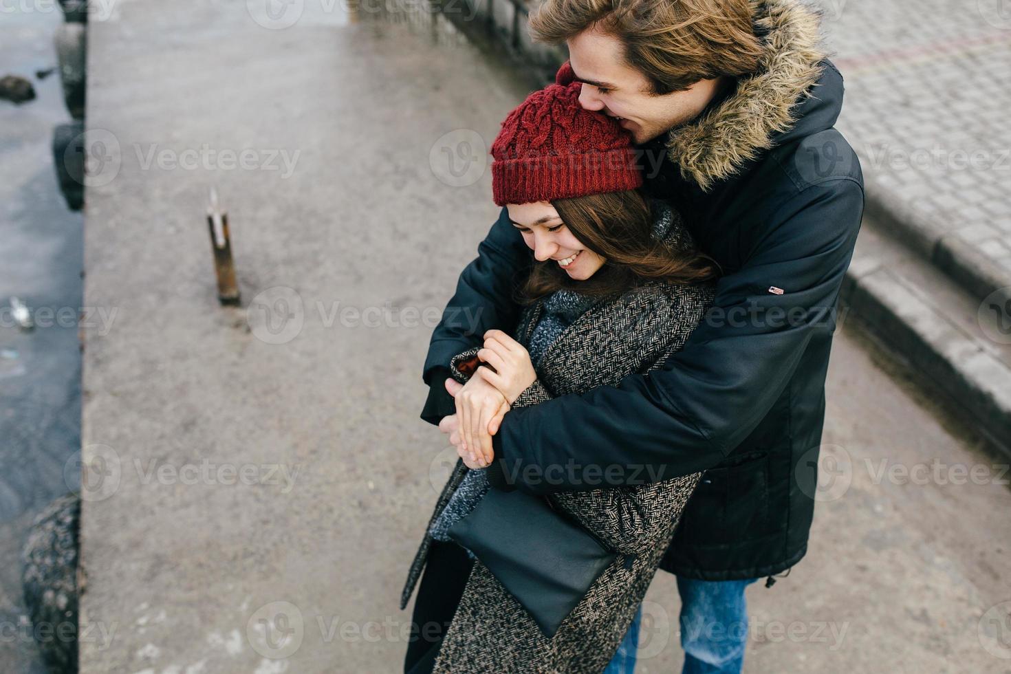 beau couple s'amusant sur la jetée photo