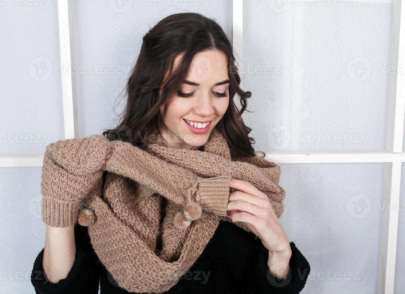 jolie fille en tenue d'hiver posant pour la caméra. fond de noël photo