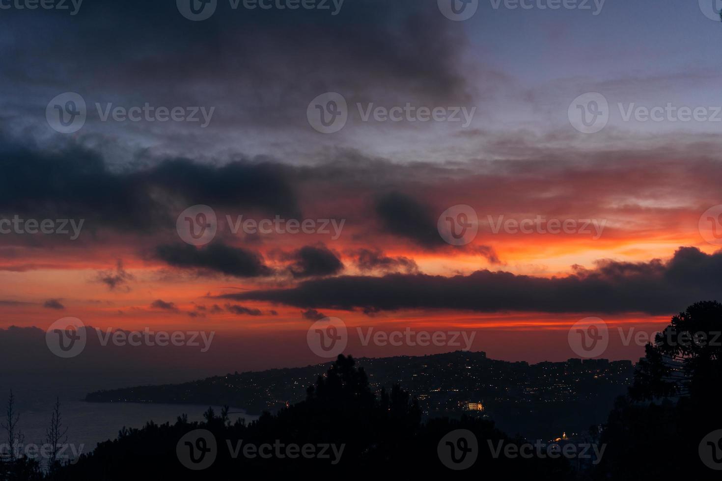 ville au crépuscule photo de la montagne