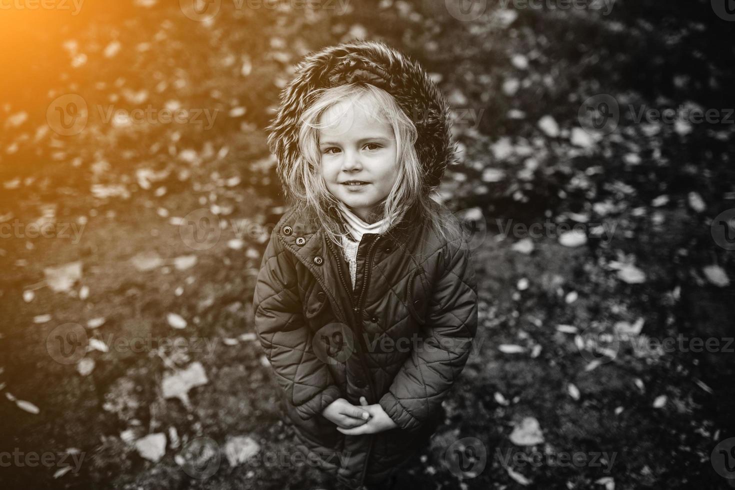 fille sourire à huis clos photo