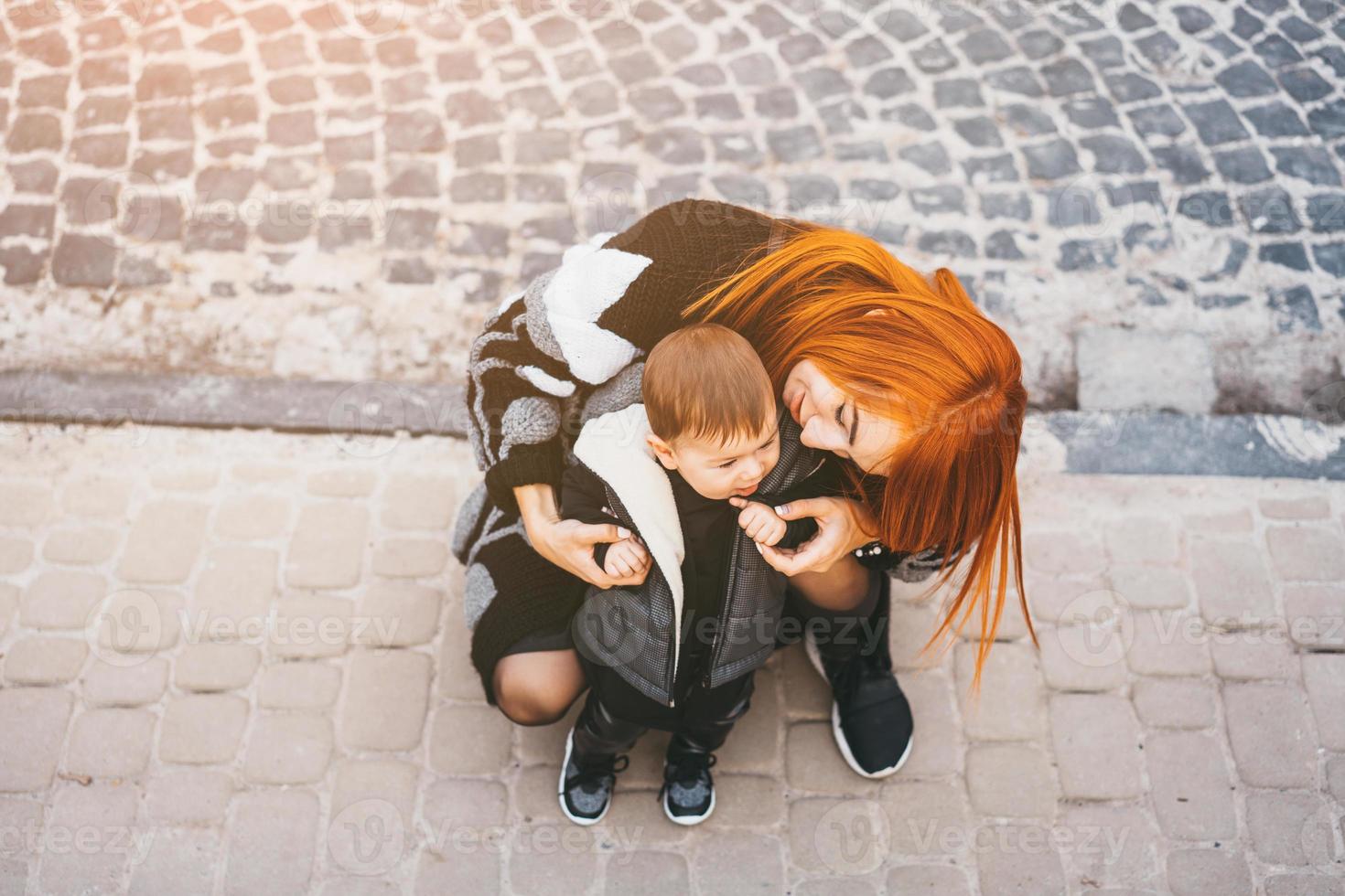 jeune maman avec son petit garçon photo