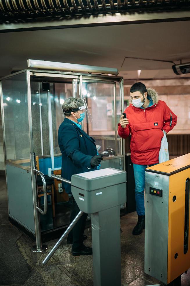 ukraine, kiev - 26 mai 2020 station de métro zoloty vorota, porte dorée photo