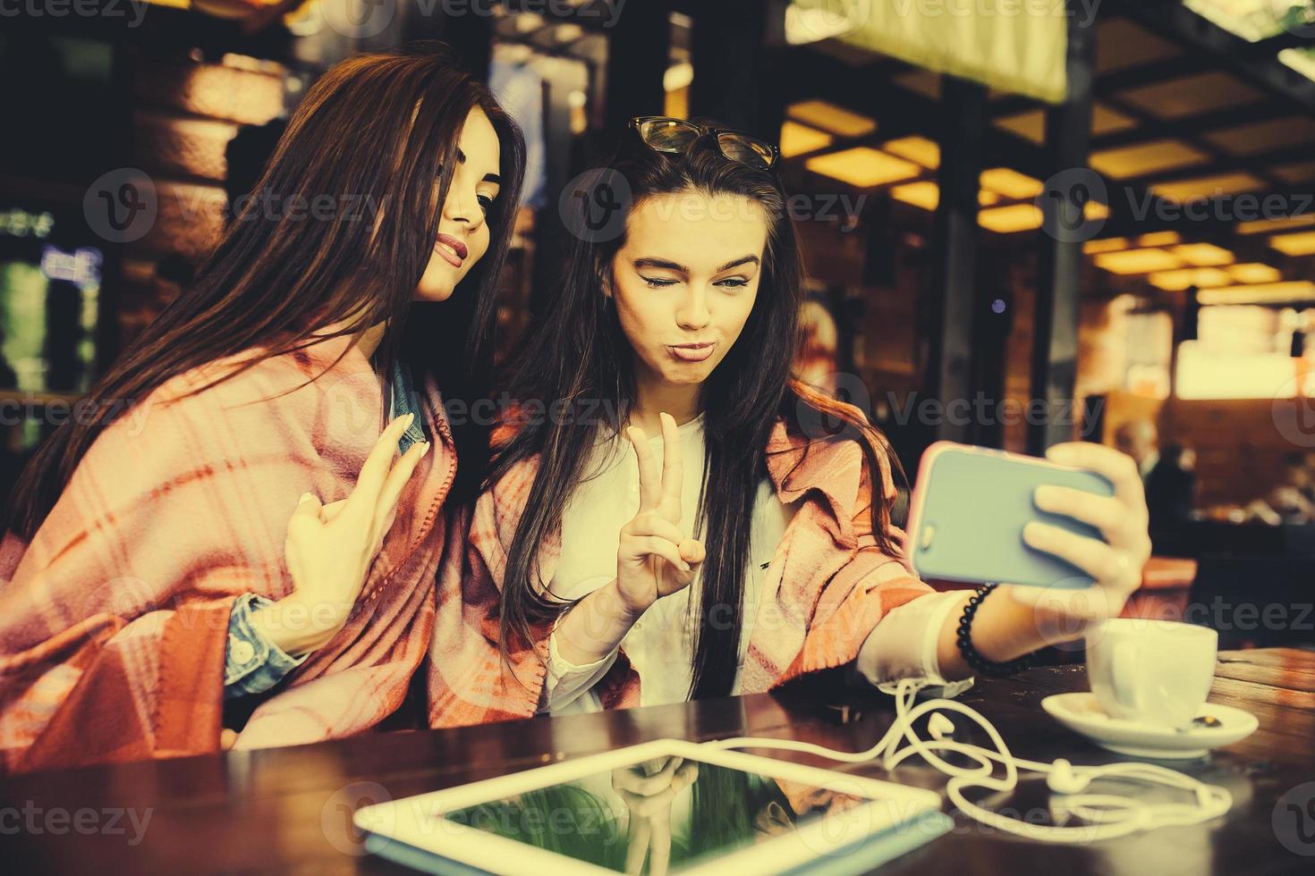 deux amis proches font un selfie au café photo