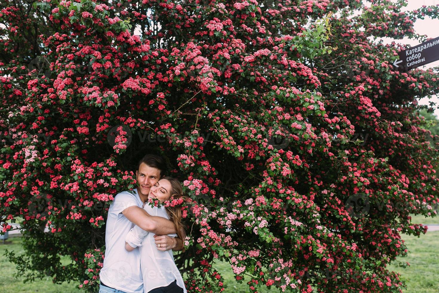 jeune couple heureux amoureux à l'extérieur photo